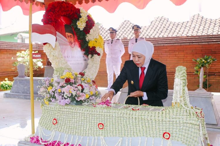 Jelang HUT Ke-81 Jatim, Khofifah Kunjungi Makam Gubernur Pertama Jatim