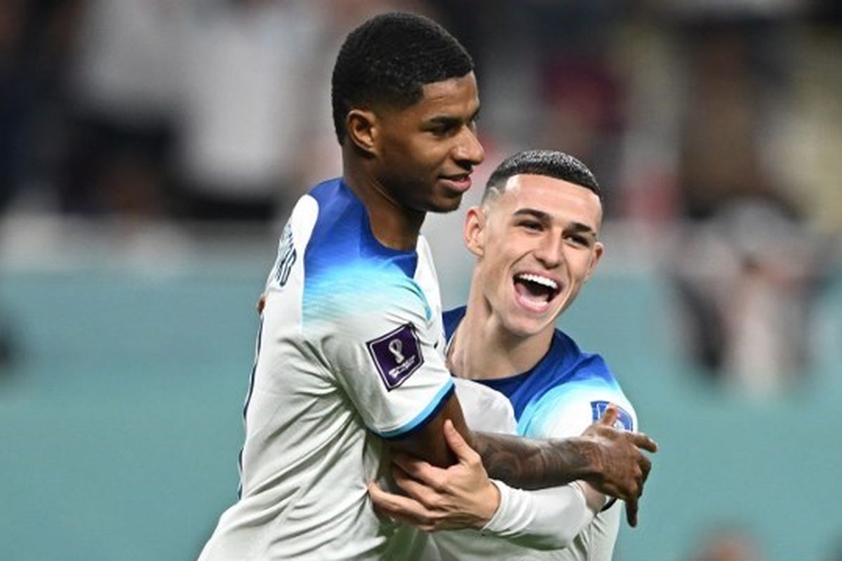 Phil Foden (kanan) melakukan selebrasi bersama Marcus Rashford (kiri) pada laga Grup B Piala Dunia 2022 Qatar yang mempertemukan Inggris vs Iran, Senin (21/1/2022). Terdekat, timnas Inggris akan menghadapi Wales pada matchday terakhir Grup B Piala Dunia 2022, Rabu (30/11/2022) dini hari WIB. Prediksi skor, line up, dan link live streaming Wales vs Inggris tersedia di akhir artikel ini.
