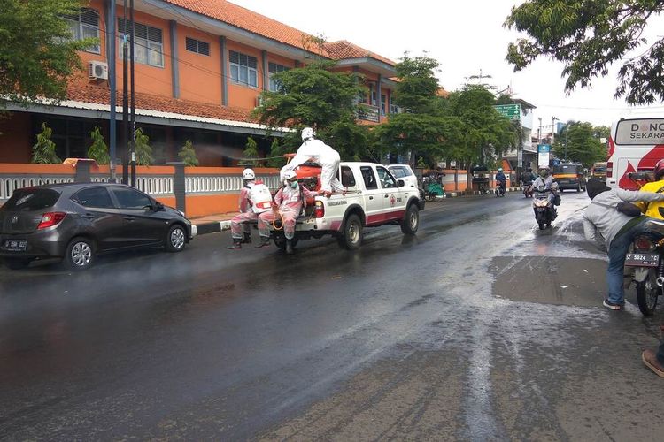 Petugas menyemprot disinfektan di Jalan Pegadaian, Kota Banjar, Selasa (31/3/2020).