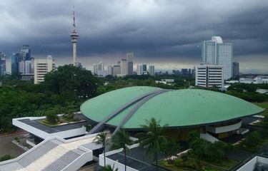 Pemandangan Kompleks DPR/MPR/DPD, di Senayan, Jakarta. Kawasan ini disebut sebagai model yang dibangun Soekarno dalam mengadopsi ruh keindonesian, khususnya dari betawi, terkait prinsip halaman dengan tanaman dan ruang air yang lebih luas dibandingkan bangunan.