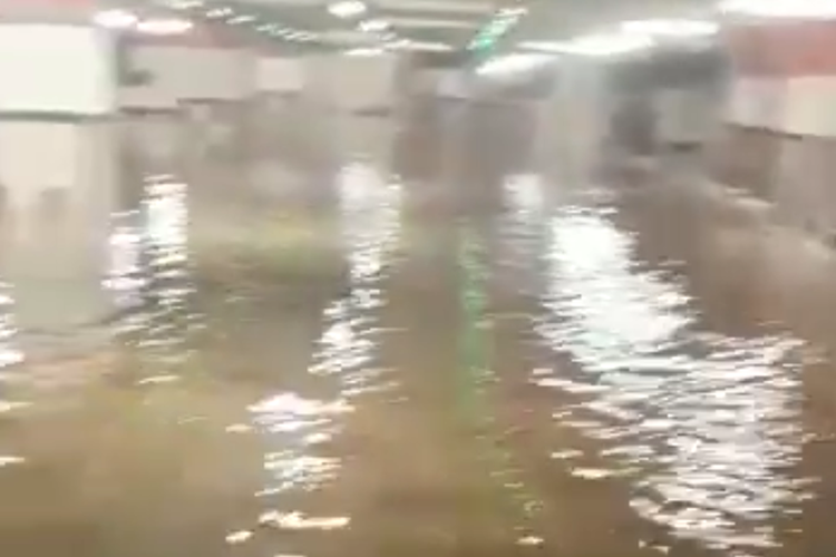 Banjir di basement Mal Taman Anggrek, Jakarta Barat.