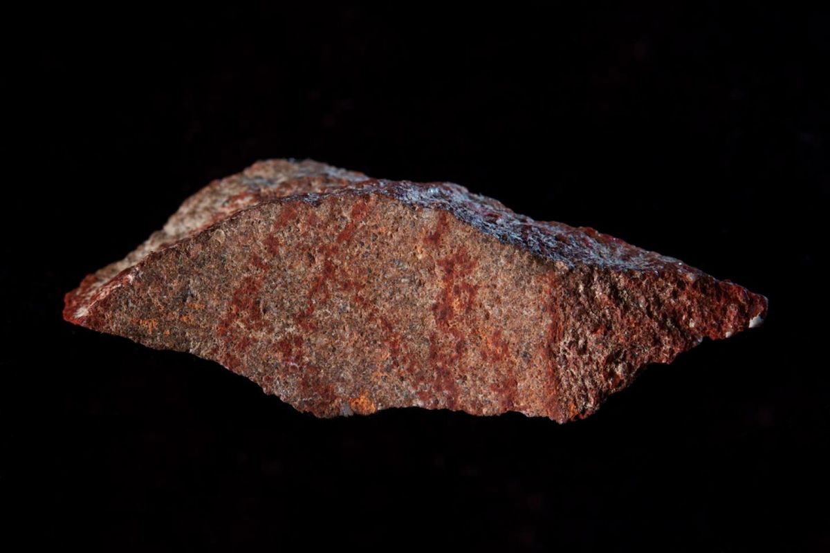 Di Gua Blombos Afrika Selatan, ahli temukan gambar tertua berusia 73.000 tahun. Gambar ini berupa pola sederhana yang dibuat menggunakan krayon primitif pada batu silcrete.