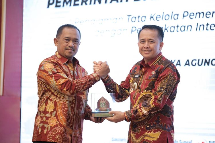 Penjabat (Pj) Gubernur Sumatera Selatan (Sumsel) Agus Fatoni saat membuka Rapat Koordinasi (Rakor) Program Pemberantasan Korupsi Wilayah II, Diseminasi Monitoring Center for Prevention (MCP) Komisi Pemberantasan Korupsi (KPK) Tahun 2024 dan Tindaklanjut Rekomendasi Hasil SPI 2023 di Griya Agung Palembang, Selasa (23/4/2024).