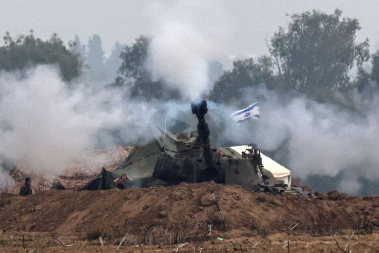 Unit artileri Israel beroperasi di perbatasan dengan Gaza, Selasa (5/12/2023).