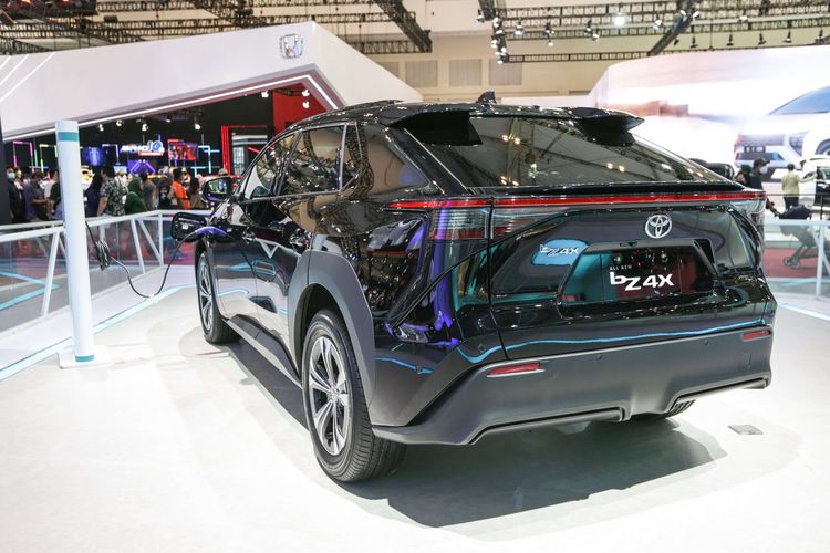 Toyota bZ4X dipamerkan di ajang Gaikindo Indonesia International Auto Show (GIIAS) 2022 di ICE BSD, Tangerang, Jumat (12/8/2022). Dibawa langsung oleh PT Toyota Astra Motor (TAM) dari Jepang, mobil ini untuk kali pertama hadir di pasar Asia Tenggara.