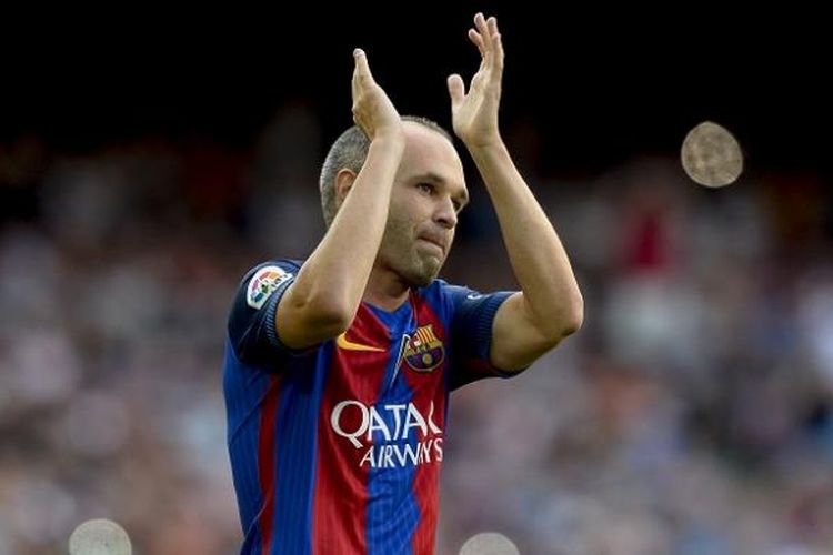 Gelandang FC Barcelona, Andres Iniesta, bertepuk tangan kepada suporter pada laga Trofeo Joan Gamper di Stadion Camp Nou, 10 Agustus 2016.