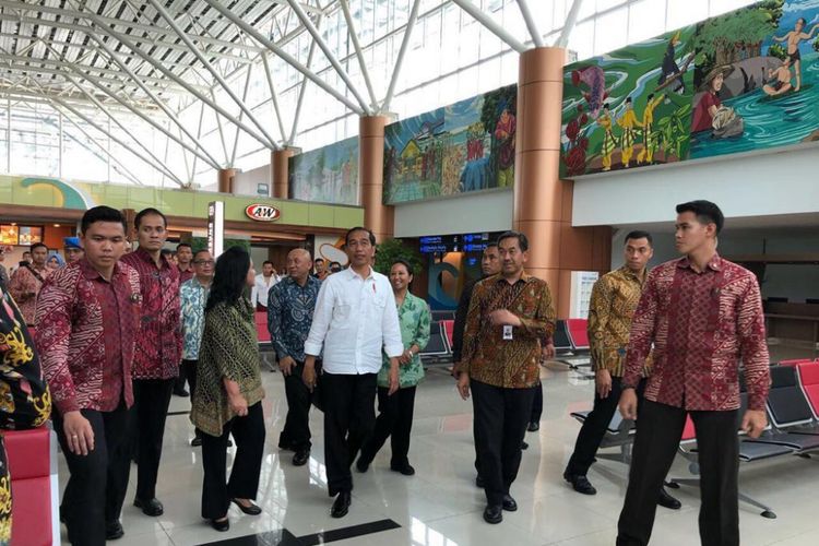 Presiden Joko Widodo ketika meninjau Bandara Internasional Supadio.