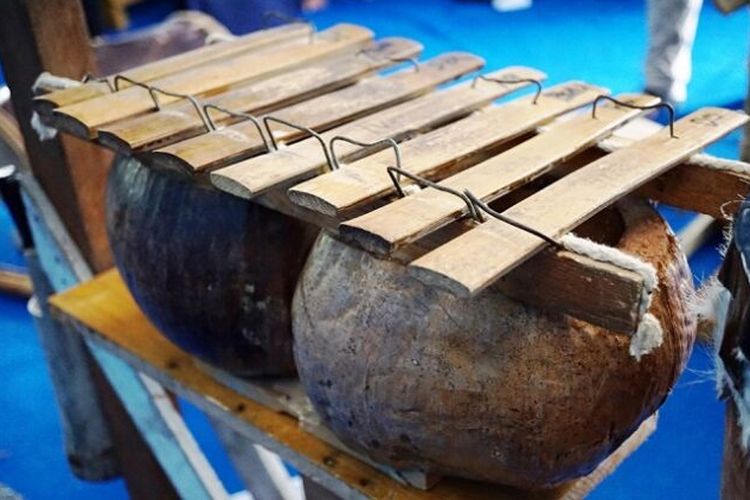 Alat musik calong Suku Mandar Sulawesi Selatan