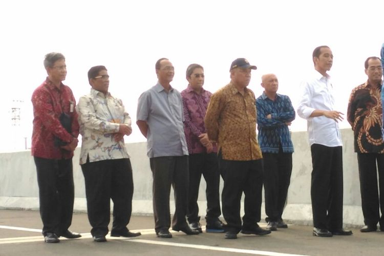 Jokowi bersama dengan beberapa Menteri Kabinet Kerja meninjau Jalan Tol Akses Tanjung Priok, Sabtu (15/4/2017).