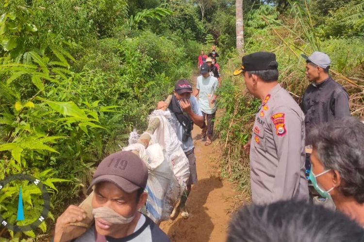 Polisi, tim BPBD Lebong, Bengkulu evakuasi jenazah penambang yang meninggal di lubang, Kamis (8/9/2022).