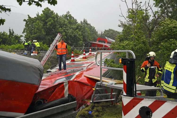 Pasukan darurat dan penyelamat bekerja di lokasi kecelakaan kereta api di Burgrain, Jerman, Jumat, 3 Juni 2022. 