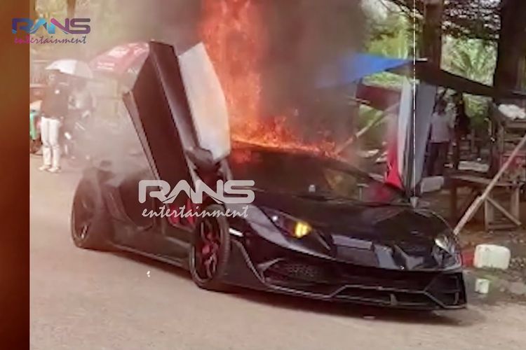 Lamborghini Aventador milik Raffi Ahmad yang terbakar di kawasan Sentul, Sabtu (19/10/2019).