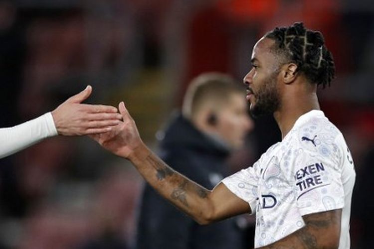 Raheem Sterling (kanan) dan John Stones (kiri) berselebrasi seusai Man City mengalahkan Southampton pada pertandingan Liga Inggris di St Mary's Stadium, 19 Desember 2020.