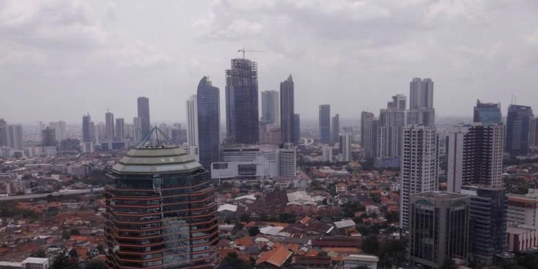Lanskap Kota Jakarta dengan gedung-gedung pencakar langit dan pemukiman penduduk, Jumat (1/3/2013). 

