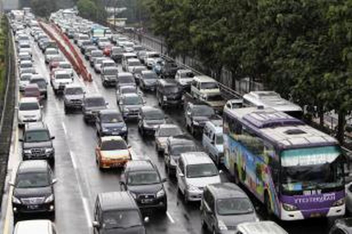 Suasana kemacetan yang terjadi di sekitar Cawang, Jakarta Timur. Intensitas curah hujan yang tinggi pada malam tadi membuat beberapa ruas jalan di ibukota tergenang air sehingga menyebabkan para pengguna jalan terjebak macet. KOMPAS IMAGES/VITALIS YOGI TRISNA