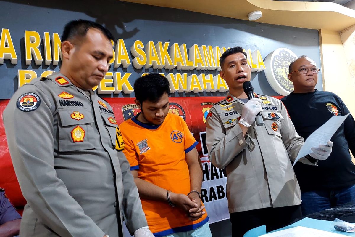 Pelaku jambret kalung wanita paruh baya di Surabaya, Selasa (22/10/2024):