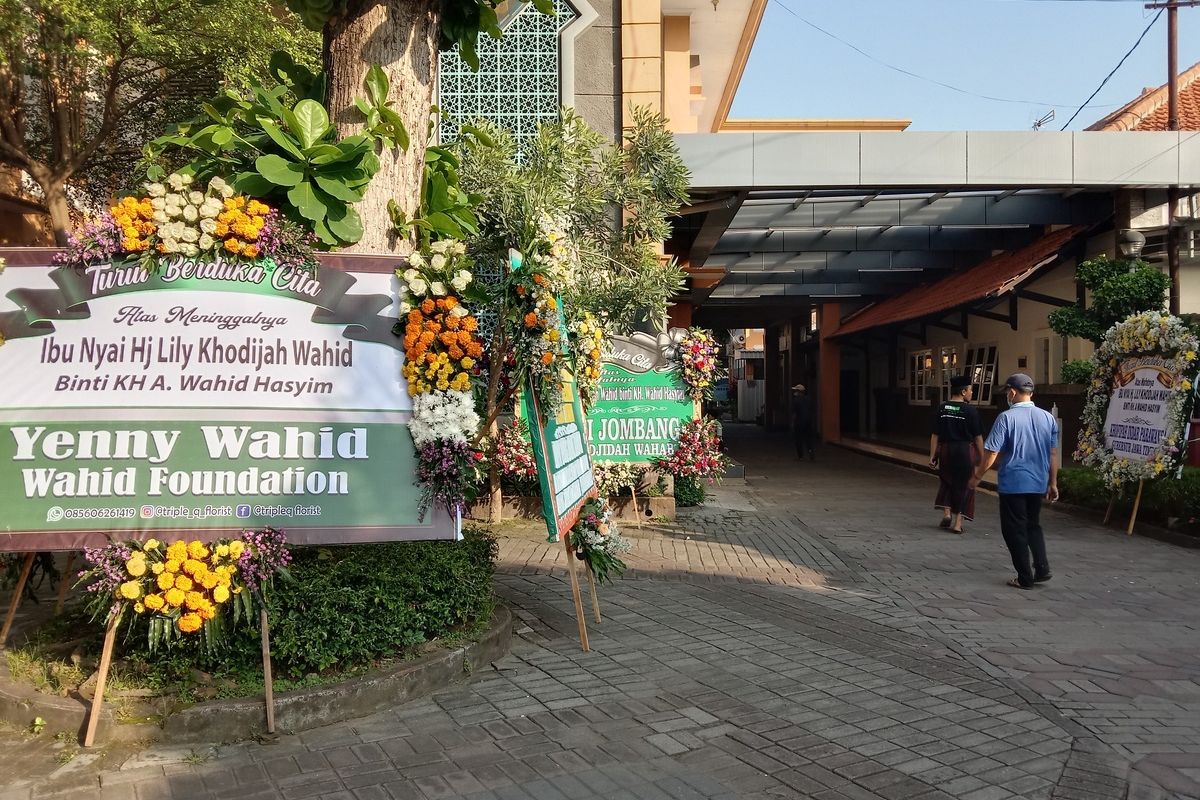 Persiapan pemakaman Adik kandung Gus Dur, Lily Chodijah Wahid atau yang akrab dipanggil Lily Wahid, di Pesantren Tebuireng, Jombang, Jawa Timur, Selasa (10/5/2022).