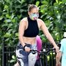 Gaya Keren J.Lo, Keliling Miami Pakai Sepeda 
