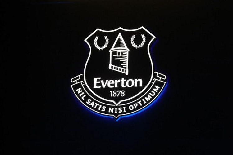 Logo Everton terlihat di luar stadion sebelum pertandingan Liga Premier antara Everton FC dan Newcastle United di Goodison Park