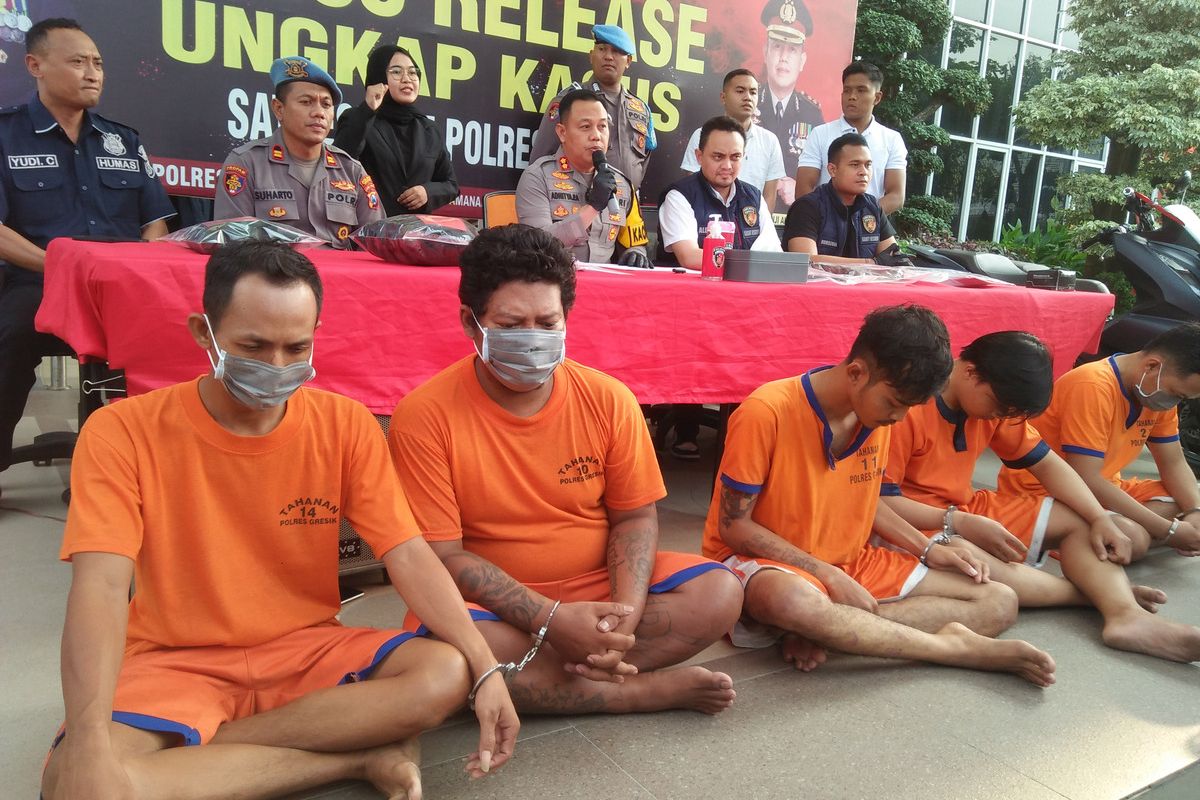 Pelaku pembunuhan dan perampokan di Menganti, juga para penadah, saat dihadirkan dalam rilis ungkap kasus di halaman Mapolres Gresik, Jawa Timur, Rabu (6/12/2023).