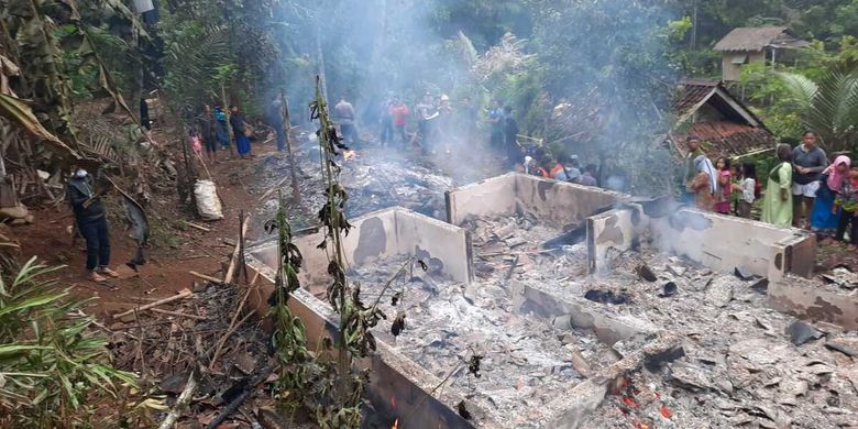 Anak membakar rumah orangtuanya yang sebelumnya menyerang ayah kandungnya pakai golok di Manonjaya, Kabupaten Tasikmalaya, Jumat (18/6/2021).