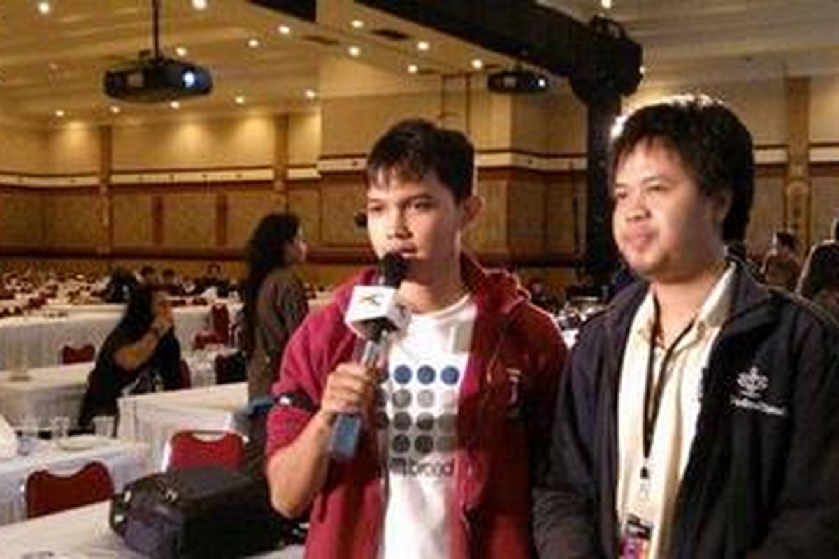 Karimul Makhtidi dan Adhitya Wibawa Putra dari Institut Pertanian Bogor, pengembang aplikasi Wayang Solitaire. 