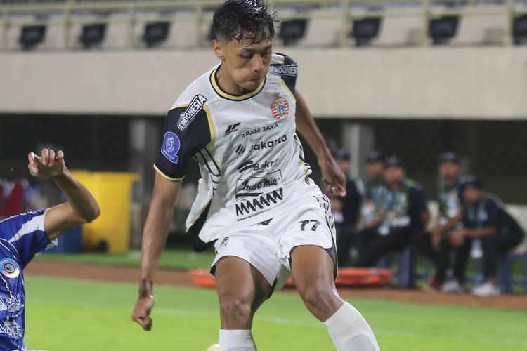 Bek sayap Persija Jakarta Dony Tri Pamungkas (kanan) berebut bola dengan pemain PSBS Biak Arjuna Agung (kiri) pada laga Super League 2025-26 di Stadion Maguwoharjo, Sleman, D.I Yogyakarta, Sabtu (18/4/2026). Persija Jakarta menang atas PSBS Biak dengan skor 1-0. ANTARA FOTO/Andreas Fitri Atmoko/bar