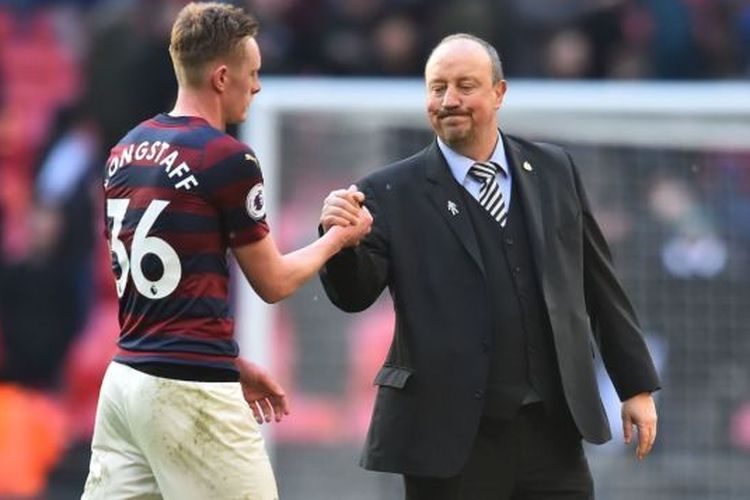 Sean Longstaff berjabat tangan dengan manajer Newacastle United, Rafael Benitez, pada salah satu pertandingan di Liga Inggris. 