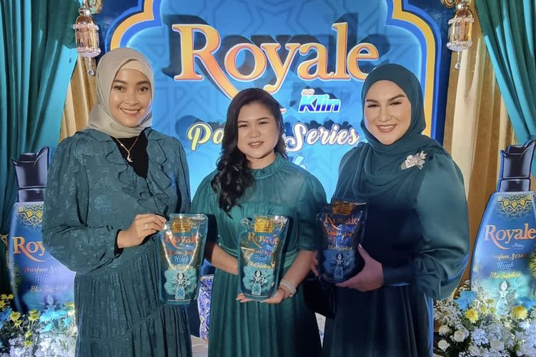 Peluncuran Royale Parfum Series by SoKlin Hijab Blue Sapphire, pelembut pakaian dengan aroma mewah.