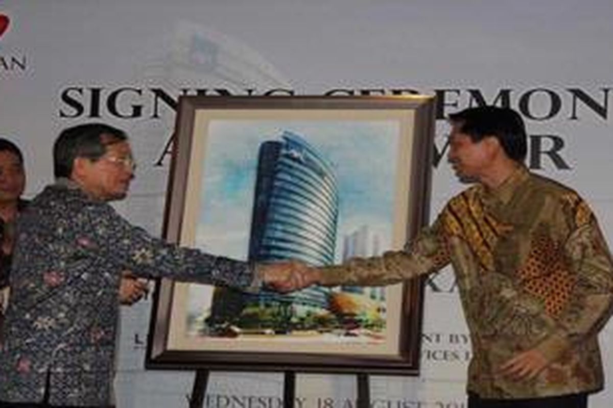 Presiden Direktur Agung Podomoro Group Trihatma K Haliman (tengah) dan CEO AXA Indonesia Randy Lianggara (kanan), serta CEO Kuningan City Eddy Mukmin (kiri) di Kuningan City, Rabu (18/8/10) pagi. Perusahaan asuransi AXA akan menempati 10 lantai di The Oval, yang akan berganti nama menjadi AXA Tower