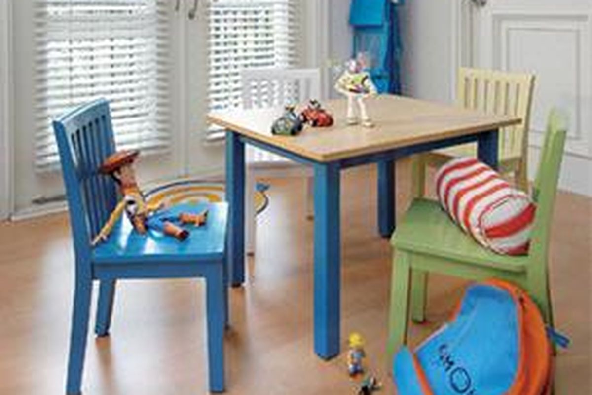 Semua kursi berbahan ringan dan bercat warna-warni. Desainnya atraktif sehingga dapat menjadi perangsang  imajinasi anak.