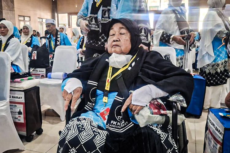 Dari Kebun Cengkih ke Tanah Suci, Epon Tempuh Perjalanan Haji dengan Kursi Roda