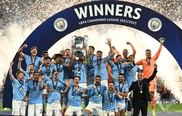 Gelandang Manchester City Ilkay Gundogan mengangkat trofi Liga Champions saat merayakan kemenangan final Liga Champions antara Inter Milan dan Manchester City di Stadion Olimpiade Ataturk di Istanbul, pada Minggu 11 Juni 2023. Manchester City memenangi pertandingan tersebut 1-0.