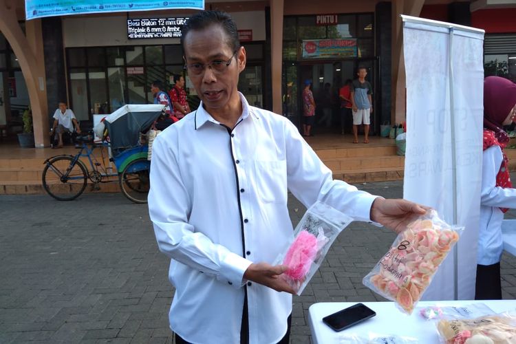 Kepala Kantor POM Banyumas Suliyanto menunjukkan makanan yang mengadung bahan berbahaya di Pasar Manis Purwokerto, Jawa Tengah, Selasa (21/5/2019). 