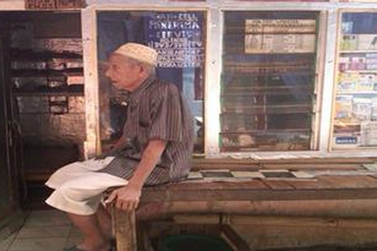 Marhasan (89), adalah orang tua warga Kampung Pulo, Kampung Melayu, Jatinegara, Jakarta Timur. Meski berusia lanjut, ingatannya tetap tajam dan menceritakan peristiwa-peristiwa penting di Kampung yang kerap disebut Kampung Bajir tersebut.