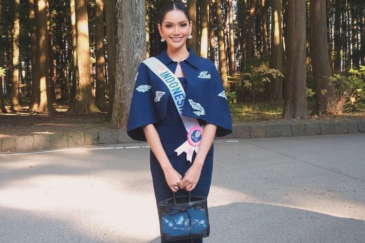 Melliza Xaviera tampil anggun di Jepang dengan batik Megamendung dan tas peta Indonesia, paduan elegan yang tunjukkan identitasnya di Negeri Sakura.