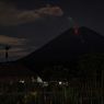 Gunung Semeru 2 Kali Erupsi Senin Malam, Tampak Guguran Lava Berwarna Merah