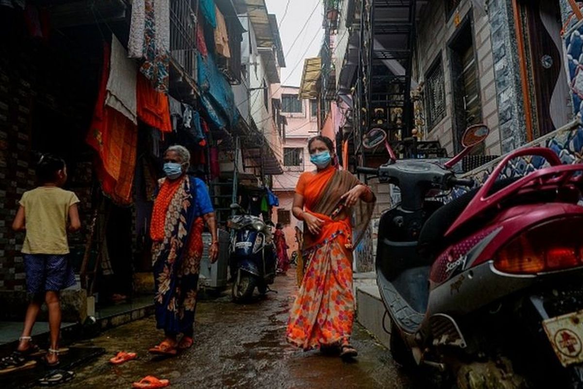 Jutaan orang India tinggal di lingkungan perumahan yang padat.