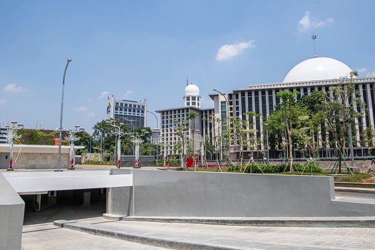 Suasana kawasan Masjid Istiqlal yang telah rampung 100 persen direnovasi, di Jakarta, Kamis (27/8/2020). Sedianya renovasi yang dimulai pada Mei 2019 ditargetkan rampung sebelum bulan Ramadhan 2020, namun mundur karena terjadi pandemi Covid-19 dan diberlakukannya kebijakan Pembatasan Sosial Berskala Besar (PSBB).