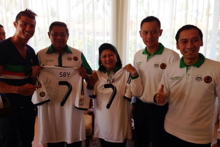 Mengingat Momen SBY Terima Jersey Real Madrid dari Cristiano Ronaldo