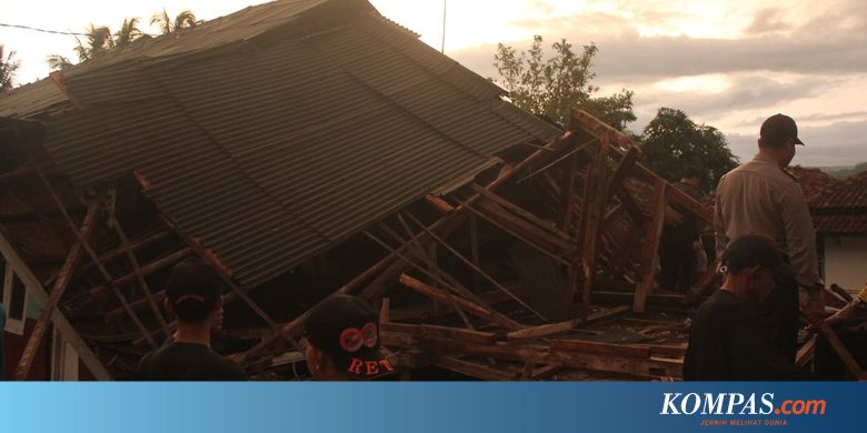 Madrasah Diniyah di Cianjur Ambruk Akibat Hujan dan Angin Kencang