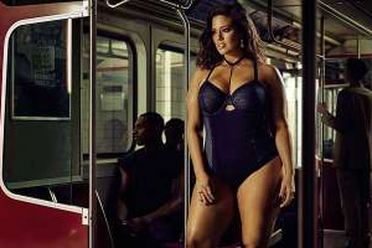 Ashley Graham dalam koleksi terbaru Additional Elle. 