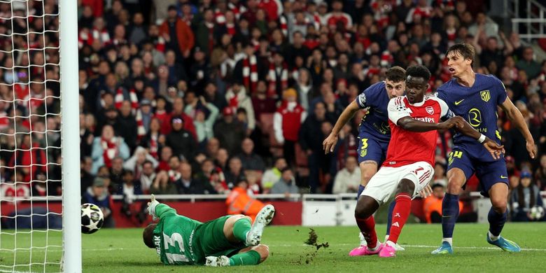 Bukayo Saka mencetak gol pertama dalam pertandingan sepak bola semifinal leg kedua Liga Champions  antara Arsenal vs Atletico Madrid di Stadion Emirates di London utara pada 5 Mei 2026. (Foto oleh Adrian Dennis / AFP)
