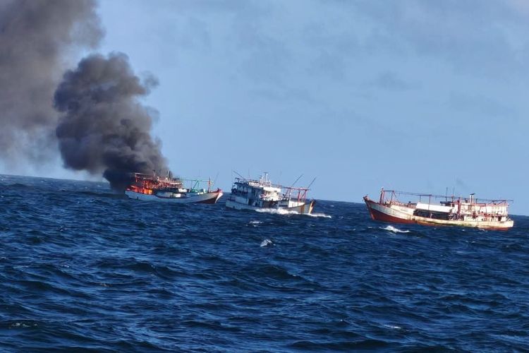 Tak Terima Dimarahi Nakhoda, ABK Bakar Kapal lalu Melompat ke Laut