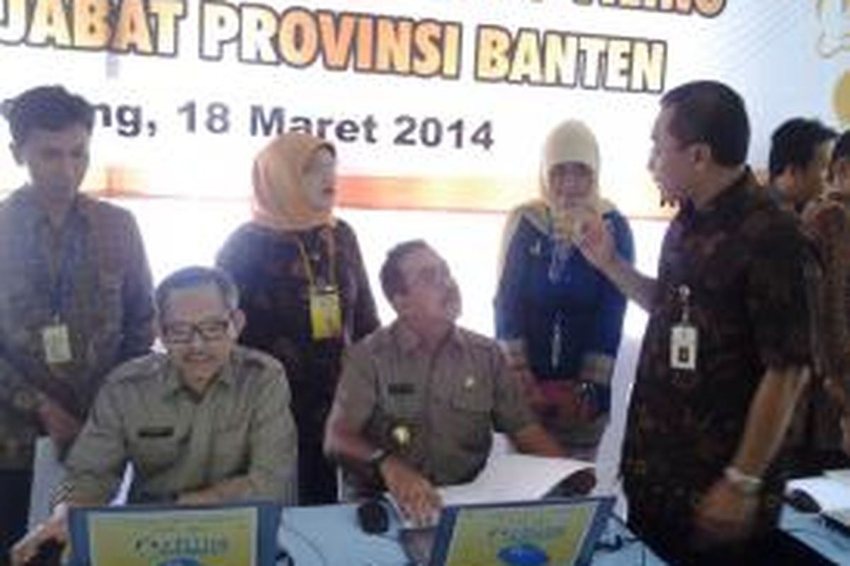 Kepala Kanwil Ditjen Pajak Banten, Muhammad Haniv (kanan) menjelaskan proses pelaporan SPT tahunan melalui layanan e-filing kepada Wakil Gubernur Banten Rano Karno, Selasa (18/3/2014).