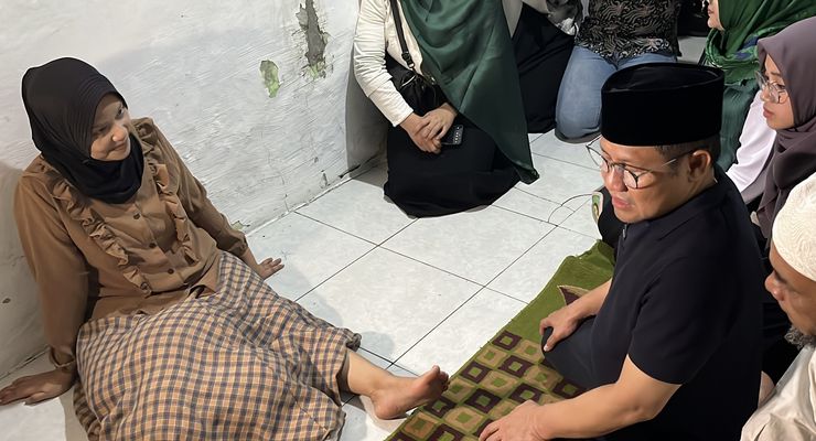 Ke Mojokerto, Cak Imin Kunjungi Ibu yang 9 Tahun Derita Gagal Saraf di Kaki