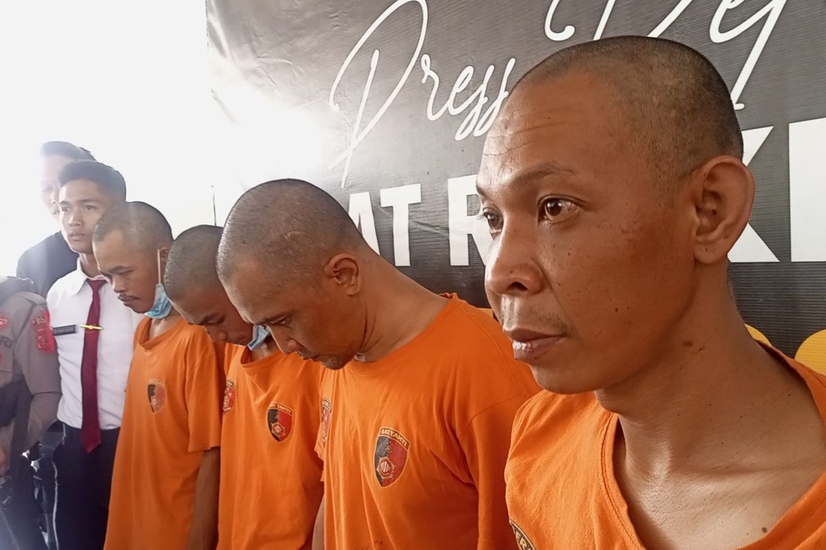 Polisi menangkap empat pelaku perampokan yang terjadi di Cibungbulang, Kabupaten Bogor, Jawa Barat. Kini keempat pelaku tersebut di tahan di Mapolres Bogor, Cibinong, Senin (23/9)2024).