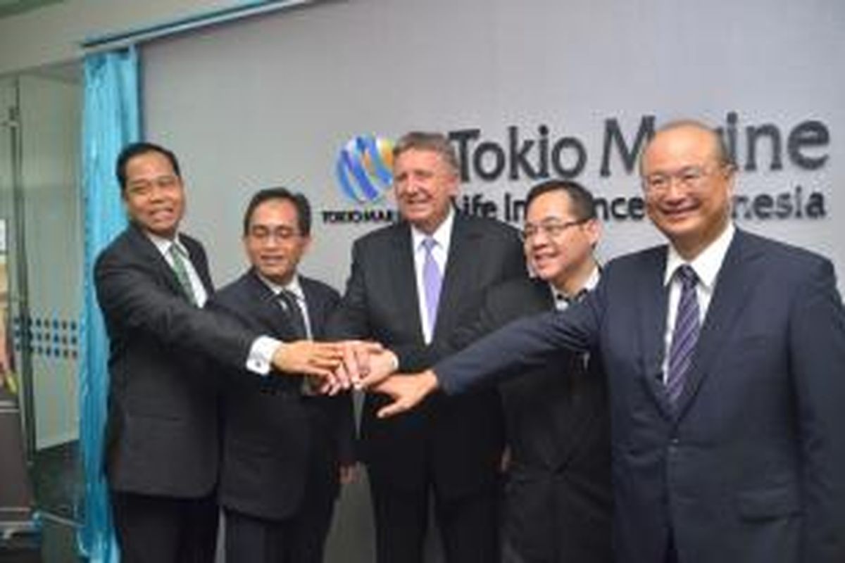 Management Tokio Marine Life Insurance Indonesian (TMLI) yang
dipimpin oleh Presiden Direktur Mr. David J. Beynon dalam peresmian kantor
pemasaran pertamanya di Menara Jamsostek.