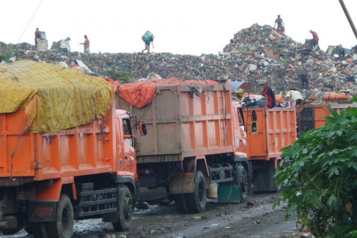 Suasana di dalam Tempat Pengolahan Sampah Terpadu (TPST) Bantargebang, Kota Bekasi, Jawa Barat, Selasa (19/7/2016). Meski Dinas Kebersihan DKI Jakarta memutus kontrak dengan pihak pengelola, kegiatan di TPST Bantargebang masih berjalan seperti biasa.