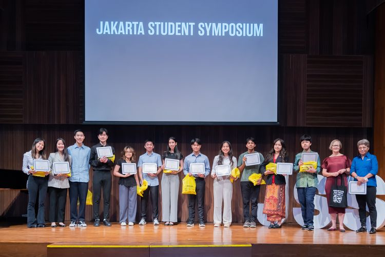 12 murid dari sekolah Internasional Jakarta Intercultural School (JIS) dan British School Jakarta (BSJ) berpartisipasi dalam acara yang diselenggatakan oleh Jakarta Scholar Symposium (JSS) bertema: Saving our Earth, di Soehana Hall, Energy Building, Jakarta.